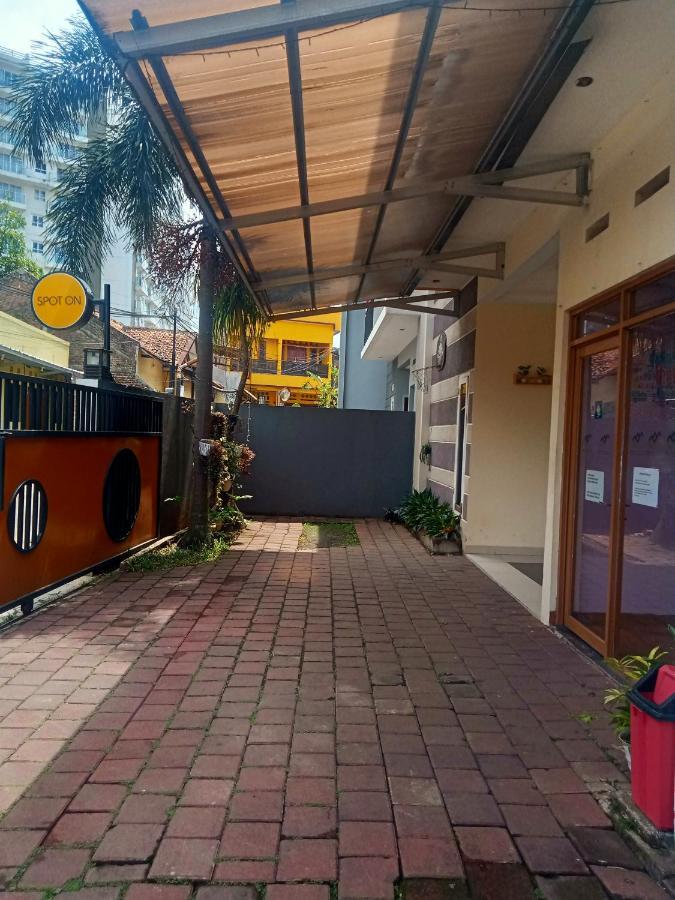 Radio Backpacker Guesthouse Syariah Bandung Exterior photo